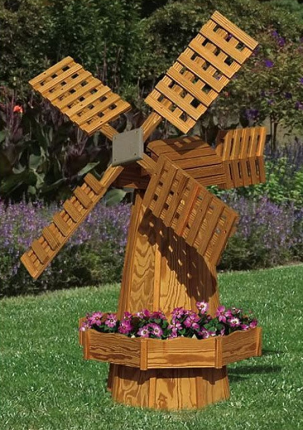 Kincir angin dekoratif di taman